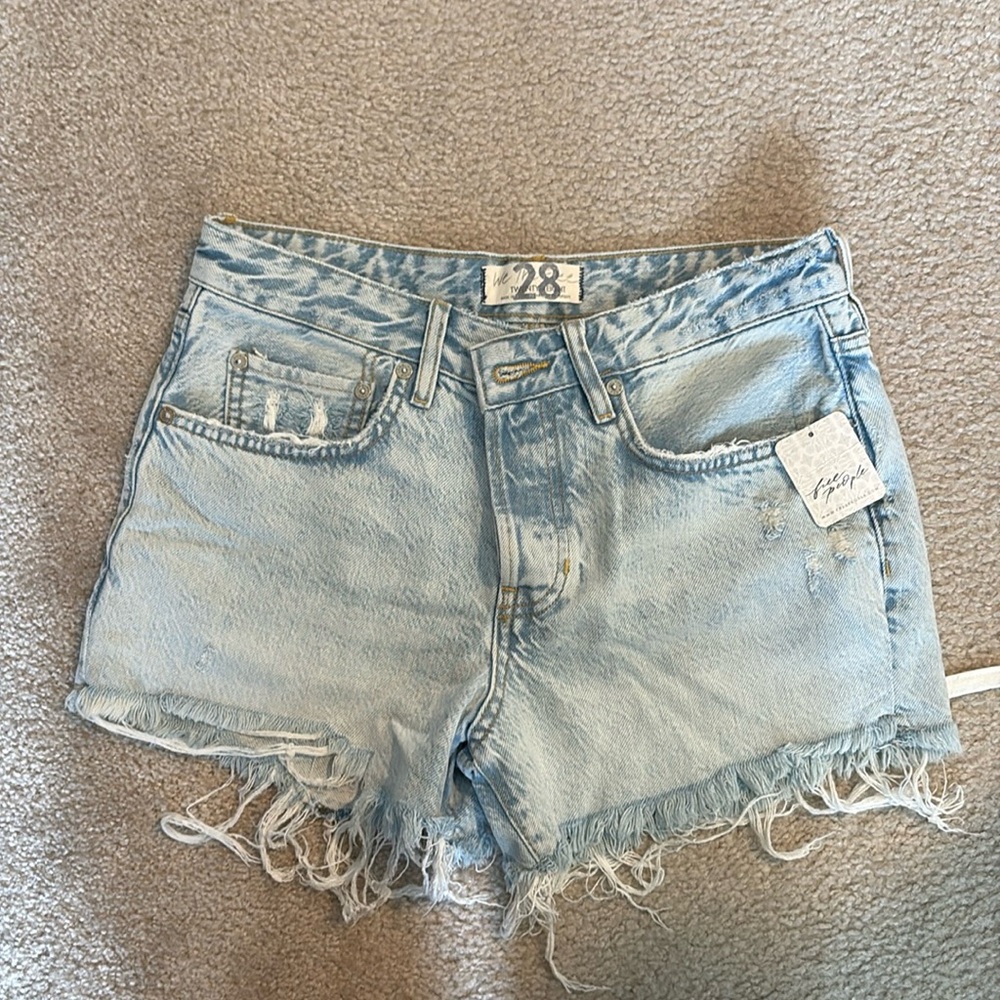 Never worn free people denim shorts💙